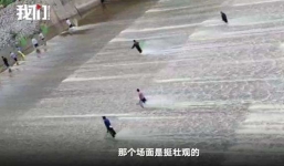 Cảnh tượng người TQ nô nức bắt cá mùa lũ hoành tráng như cao thủ võ lâm hạ thuỷ