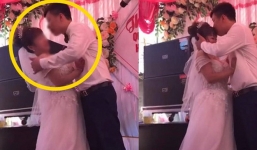 Chú rể cố ghì cổ để cưỡng hôn cô dâu trong hôn lễ khiến MC, khách mời hết hồn