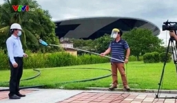 Hậu trường phỏng vấn thời Covid-19 của phóng viên VTV được dân mạng chấm 10 điểm