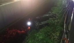 Thanh niên lái xe sang hiệu Porsche mới mua tông gãy lan can, văng khỏi cầu Sài Gòn