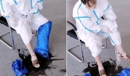 Clip nữ nhân viên y tế tuyến đầu chống dịch cởi bộ đồ bảo hộ khiến ai nhìn thấy cũng phải xót xa