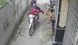 Pha giật điện thoại 'quá nhanh quá nguy hiểm' trong ngõ hẹp, nạn nhân bỏ dép để đuổi theo