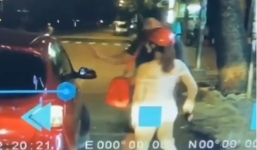 Gái xinh ăn mặc nóng bỏng giở trò '2 ngón' với du khách Hàn Quốc gây bức xúc