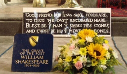 Bí ẩn lời nguyền đáng sợ trên mộ Shakespeare khiến không ai dám mạo phạm