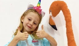 Bé gái mới lên 6 đã kiếm hơn 400 tỷ đồng mỗi năm khiến nhiều người ghen tỵ