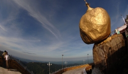 Bí ẩn về hòn đá thiêng dát vàng, nghiêng mãi không đổ hàng nghìn năm qua