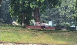 Để mặc bé gái ngồi chơi bên cạnh, cặp đôi thản nhiên diễn cảnh 'nhạy cảm' ở công viên Thủ Lệ gây bức xúc 