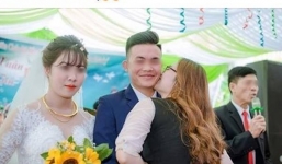 Chú rể tươi cười khi được gái trẻ hôn má, dân mạng té ngửa khi biết danh tính 'kẻ thứ 3'