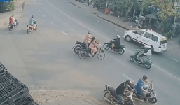 Giật dây chuyền của cô gái, tên trộm đen đủi lập tức bị hàng chục người bao vây bắt giữ