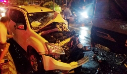 Ô tô 7 chỗ lùa hàng loạt phương tiện chờ đèn đỏ, nhiều người gào thét bỏ chạy