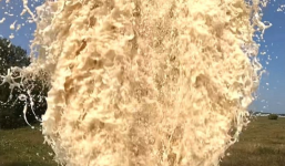 Điều gì xảy ra khi khui chai Coca 10 ngàn lít trộn với hàng tấn thuốc muối?