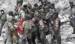 Lộ clip binh sĩ Trung - Ấn dùng gậy đụng độ ở biên giới tranh chấp