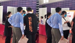 Hình ảnh ông bố ướt đẫm mồ hôi trong ngày tân sinh viên nhập học làm nhiều người cay mắt