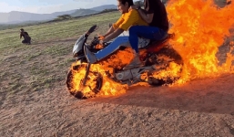 Học đòi mang mô tô ra đốt như phim hành động, Youtuber nhận cái kết khiến nhiều người thót tim