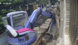 Khoảnh khắc 3 công nhân bị tường sập đè trúng khiến nhiều người hốt hoảng