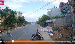 Chị gái chạy xe máy kiểu 'giỡn mặt tử thần' khiến tài xế container 'lên cơn đau tim'