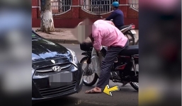 Dàn cảnh rơi vàng thử lòng người đi đường, nhóm thanh niên nhận 'gạch đá' khi cợt nhả người già