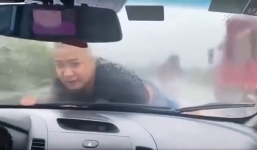 Giận quá mất khôn, vợ chạy xe gần 20km trên cao tốc để mặc chồng cũ đu bám trên nắp capo 