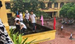 Học sinh lớp 4 bị cô giáo bắt ra ban công tầng 2 nhặt rác: Kiểm điểm hiệu trưởng