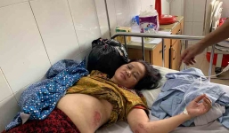 Người phụ nữ bị gia đình con nợ hành hung hội đồng, làm nhục ngoài đường 