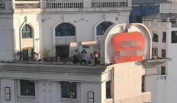 Dắt díu nhau lên nóc toà nhà cao chót vót để 'tự sướng', nhóm nam nữ khiến nhiều người thót tim