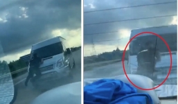 Khoảnh khắc chiến sĩ CSCĐ bám trên cần gạt nước xe 16 chỗ trước khi gặp nạn