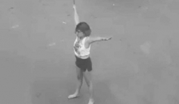 'Nữ hiệp' nghi ngáo đá cầm dao phân luồng giao thông khiến nhiều người hoảng loạn