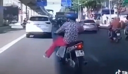 Chị 'ninja' quần hồng xin đường bằng động tác lạ khiến bao người giật mình, thắc mắc