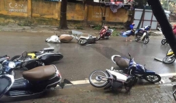 Clip bão số 5 quật ngã người đi xe máy, cây lớn đổ ngổn ngang trên đường