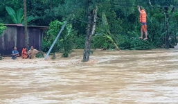 Nín thở xem cảnh sát vượt sông cứu người dân mắc kẹt do lũ lụt ở Quảng Nam