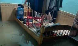 Sinh viên Đà Nẵng cả đêm thức trắng ngậm ngùi nhìn phòng trọ bị bay mất mái, nước ngập tận mép giường