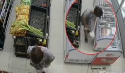 Vờ mua đồ trong siêu thị, người phụ nữ nhanh tay giấu 2 khay tôm sú vào trong váy một cách khó hiểu