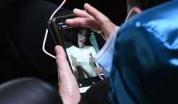 Xem phim khiêu dâm khi đang họp quốc hội, nghị sĩ vẫn khẳng định có lý do chính đáng