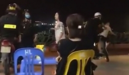 Cùng đồng đội đi tuần Hồ Tây, chàng CSCĐ cay đắng bắt gặp bạn gái 'nhún nhảy' cùng trai lạ 