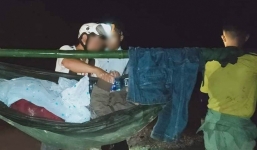 Đường bị sạt lở do mưa lũ, 16 thanh niên thay nhau khiêng nữ bệnh nhân vượt 37km đi cấp cứu