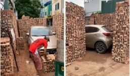 Đỗ ô tô gần đống gạch, chủ xe không thể ngờ tới một kịch bản đầy éo le lại xảy ra với mình