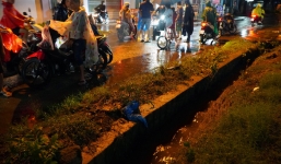 Khoảnh khắc người phụ nữ đi bộ bị sụp xuống mương bị nước cuốn mất tích 