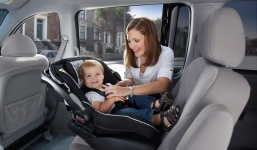 Cấm trẻ em dưới 12 tuổi ngồi ghế trước xe ô tô: Đề xuất khó khả thi