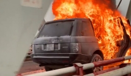 'Biệt thự di động' bốc cháy ngùn ngụt trên cầu Chương Dương sang chảnh cỡ nào?