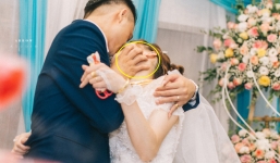 Chú rể cưỡng hôn cô dâu trong lễ cưới, bàn tay 'cuồng nhiệt' khiến tất cả chú ý