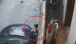 'Cua-rơ nhí' lao xe đạp làm móp ca-po ô tô, ông bố nói một câu khiến chủ xe ngao ngán