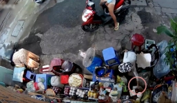 Dừng xe vờ mua hàng, người phụ nữ để con nhỏ lao vào lấy trộm túi tiền của bà cụ gây bức xúc