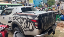 Vừa đỗ ô tô trước của hàng thời trang được 10 phút, chủ xe cay đắng khi nhìn thấy cảnh tượng sau đó