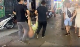 Bị nhân viên quán bar khiêng ra ngoài, chị gái gào khóc và lột áo ăn vạ trên phố Tạ Hiện để đòi 110k