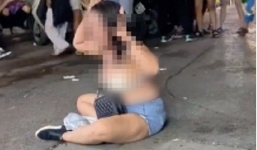 Chị gái gào khóc và lột áo ăn vạ trên phố Tạ Hiện để đòi 110k: Có thể người này bị 'ngáo'