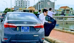 Dàn xe biển xanh 'ngang nhiên' dừng đỗ trên cầu Nhật Lệ 1 để chụp hình: Chủ tịch Quảng Bình lên tiếng