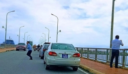 Dàn xe biển xanh 'ngang nhiên' dừng đỗ trên cầu Nhật Lệ 1 để chụp hình: Thứ trưởng Bộ Xây dựng xin lỗi người dân