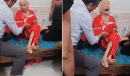 Hình ảnh Mẹ Việt Nam anh hùng bật khóc khi đón nhận hài cốt con trai trở về khiến dân mạng rưng rưng