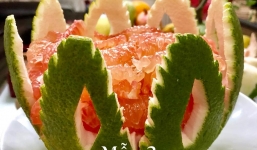 Mẹ đảm Hà Nội chỉ cách tỉa quả bưởi trang trí mâm cỗ Trung thu, nhìn thoáng qua là làm được ngay