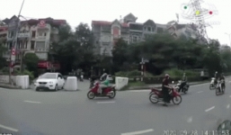 Chạy xe ngược chiều, cô gái bị 2 nam sinh đâm ngã văng xuống đường